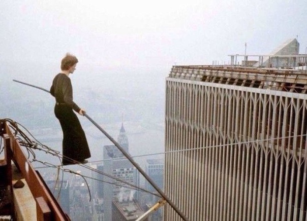 Фото 1974 года. Канатоходец Филипп Пети переходит по канату между башнями Всемирного Торгового Центра в