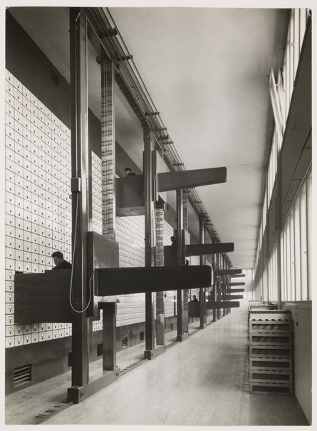 Фотографии из офиса Пражского Управления Социального Обеспечения, 1937 год. На тот момент самая большая в мире вертикальная система архивации документов. Состояла из цельных шкафов от пола до