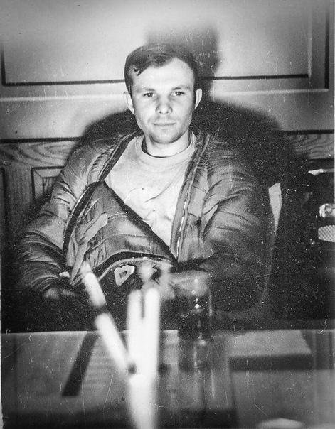 Фото: 1961 г. Первое фото Юрия Гагарина сразу после посадки на Землю