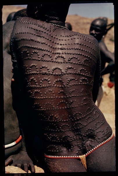 Фото женщинской спины  народности Нуба. Кружево из шрамов.