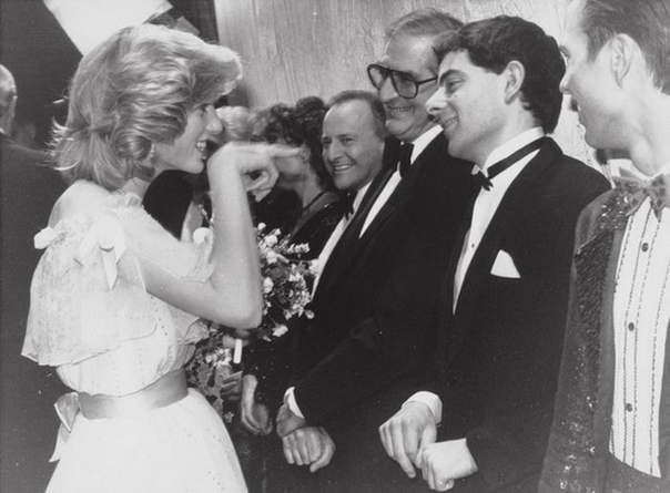 Снимок, на котором принцeсса Диана рaдуется, мистеру Бину, увидев его среди встречающих 1984 год