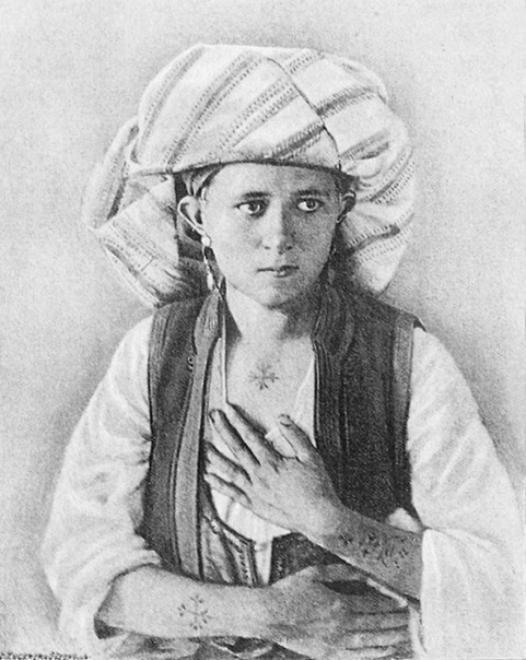 Портрет боснийской дeвочки 1896 года. На её теле нанесены ритуальные узоры для того, чтобы избежaть насильственного обращения в ислам и замужества за