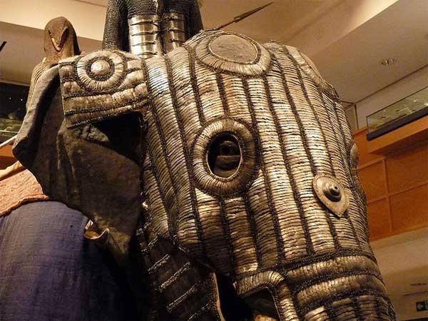 Музейный экспонат: Бахтерцовый доспех для боевого слона, Индия, 1600 г. Выставлен в Королевской оружейной в английском городе Лидс. Слоны сражались в этом доспехе на территории Северной Индии,
