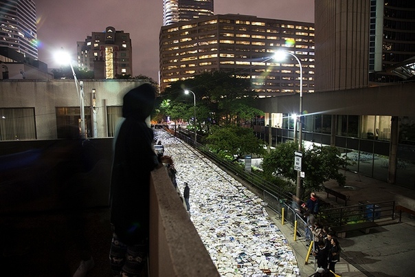 «Книжная река» в Торонто На одну ночь в Торонто выложили на дорогу 10 000 книг, которые мог взять любой желающий. Сложно поверить, но через несколько часов «река»