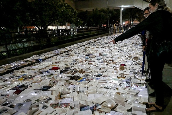 «Книжная река» в Торонто На одну ночь в Торонто выложили на дорогу 10 000 книг, которые мог взять любой желающий. Сложно поверить, но через несколько часов «река»