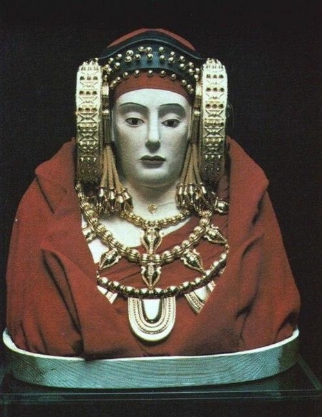 Музейный экспонат из археологического музея в Мадриде. Каменная Дама из Эльче 4 в. до н.э.