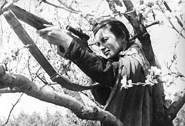 Женщина-снайпер Людмила Павличенко самая успешная женщина-снайпер в истории. На её счету триста девять убитых германских солдат и офицеров, из них тридцать восемь вражеских снайперов.