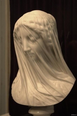 Бюст Девы Марии в исполнении Джованни Страцца Мрамор, середина 19 века.