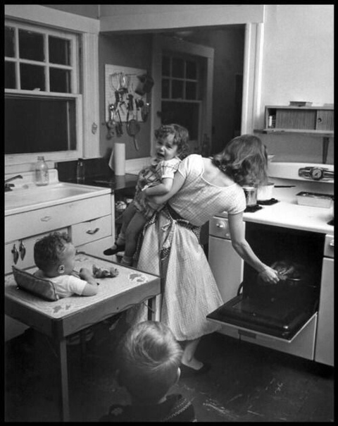 Фото 1955-го года. Мамы во все времена мамы.