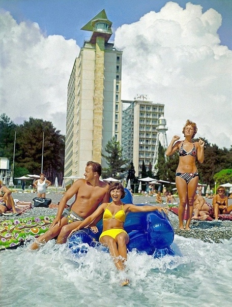 На фото: отдыхающие на пляже Пицунда. Автор: Никола1 Рахманов, Грузинская ССР, 1982
