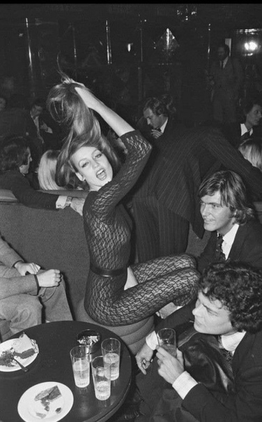 Фото Хельмута Ньютона. 1970-е Джерри Холл культурно проводит время в ночном клубе «Студия 54».