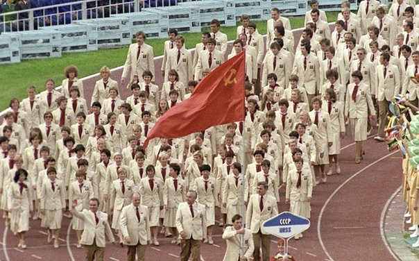 Сборная СССР на Олимпиаде-80 Символично, что тогда мы забрали 80 золотых медалей. Столько не получала больше никогда ни одна сборная ни на одних Олимпийских играх.Хотя комплектов медалей сейчас