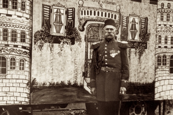 На фото: первый псевдо-король Албании, клоун Отто Витте. Как немец стал королём Албании.28-го НОЯБРЯ 1912 года Албания получила независимость от Турции, но разорвать полностью отношения с