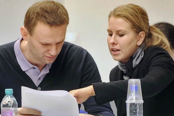 Любовь Соболь Любовь Соболь прославилась как юрист Фонда борьбы с коррупцией, организованного политиком Алексеем Навальным, активным деятелем оппозиции, а также как человек, который не боится