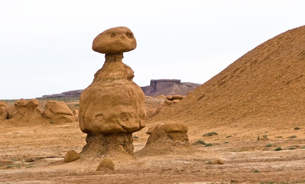 ДОЛИНА ГОБЛИНОВ Гигантские каменные грибы, непонятно откуда выросшие посреди безжизненной долины. Причудливые колоссы, похожие на сказочных персонажей. Слоистые нагромождения осадочных пород,