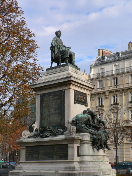 Три Дюма с площади генерала Катру Источник - округ Парижа на достопримечательности, прямо скажем, не богат: Триумфальная арка на площади Шарля де Голля вот, пожалуй, и все, чем он может
