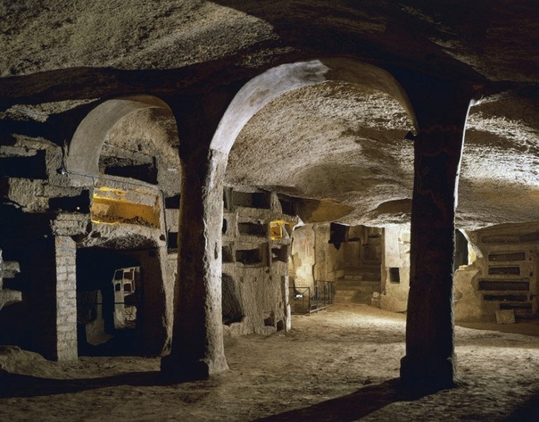 Катакомбы Сан-Дженнаро в Неаполе Катакомбы Сан Дженнаро (Святого Януария), по мнению многих, являются наиболее значительными палеохристианскими руинами в Италии к югу от Рима. Они расположены в
