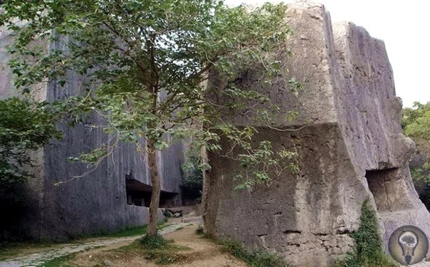 Яньшаньский карьер и китайские мегалиты Вблизи китайского города Нанкин расположен древний каменный Яньшаньский карьер, прославившийся наличием гигантской незавершённой стелы, вырубка которой