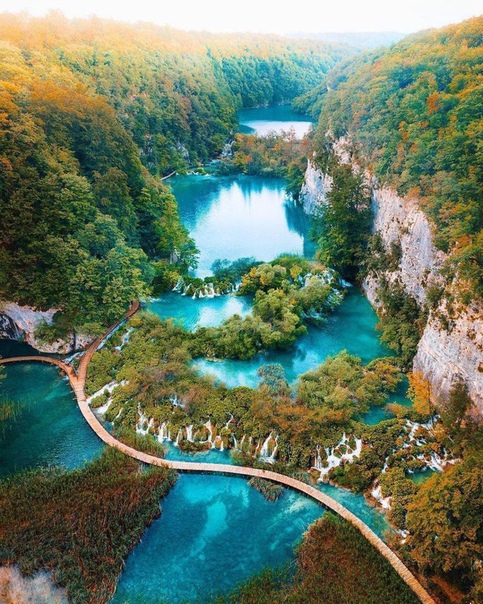 Плитвицкие озера в Хорватии Озер здесь настолько много, что не все из них даже имеют названия, впрочем, как и водопады. Всего же на территории парка расположено 16 крупных озер и около 30