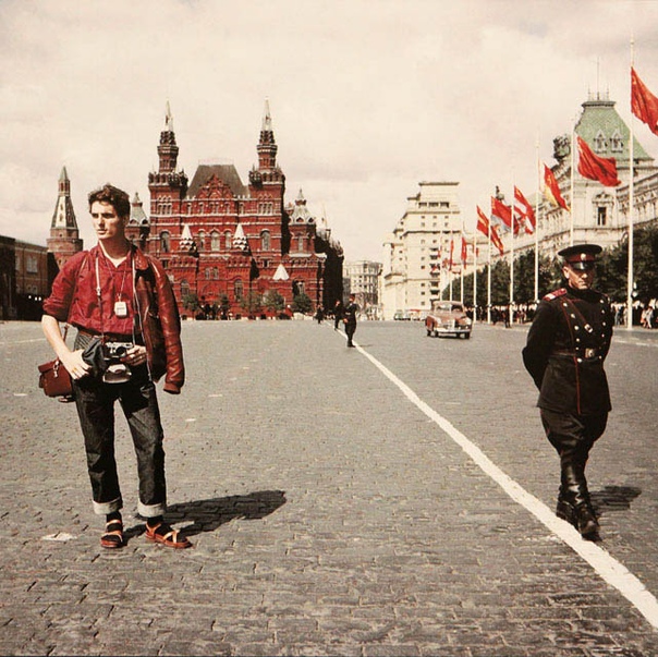 КАКИЕ ДЖИНСЫ НОСИЛИ В СССР Джинсы были для советского человека не просто одеждой. Это был символ свободы и успеха. Позволить купить себе фирменный деним мог далеко не каждый. На джинсы копили,