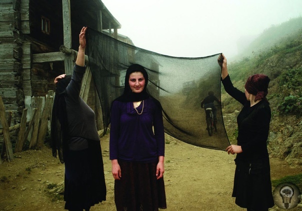 Фоторепортаж: артхаусная Грузия в объективе Нателы Григалашвили Фотограф Натела Григалашвили живет и работает в Тбилиси, но много путешествует по грузинским селам. Из поездок она неизменно