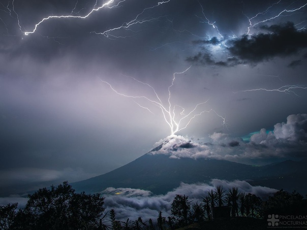 Молния угодила в антенны, установленные на вершине Уникальный снимок момента, когда молния ударила в вершину вулкана Агуа в Гватемале. Мощный разряд угодил в две антенны связи, установленные на