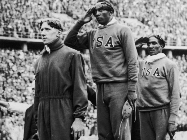 История фото Олимпийские игры 1936 года в Берлине должны были стать подтверждением гитлеровской теории о превосходстве арийской расы. Однако американский темнокожий легкоатлет Джесси Оуэнс