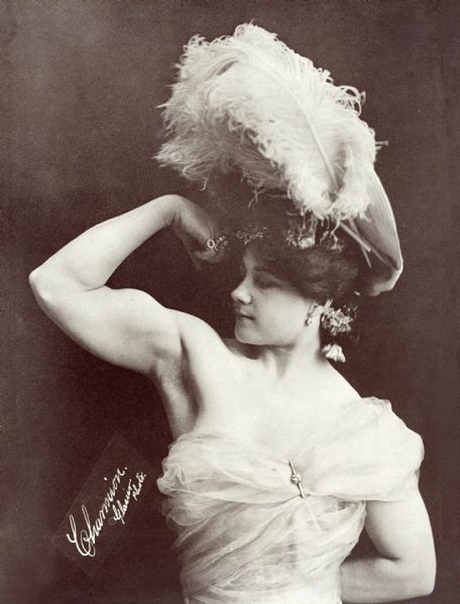 Чармион первая женщина-бодибилдер в США Выступала в водевилях и развлекала публику поднятием тяжестей, 1897