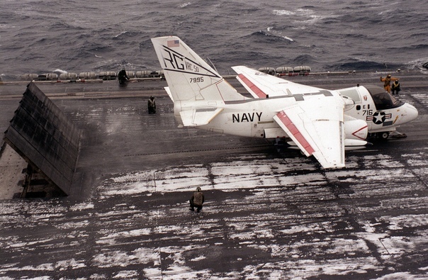 Транспортный самолет US-3A (VRC-50 готовится к взлету с атомного авианосца Карл Винсон в январе 1987 г. В кадре довольно редкое явление - заснеженная палуба Американского