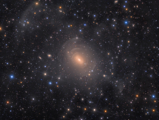 Эллиптическая галактика NGC 3923 в созвездии Гидра. Галактика имеет слоистую структуру. Как считают учёные, подобное расслоение получается в результате «галактического каннибализма» когда