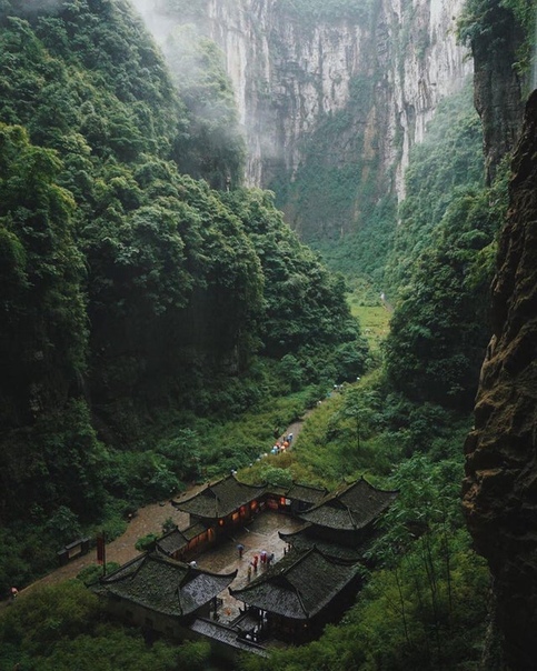 Сюрреалистический вид на Национальный парк Улун в Чунцине (Китай)