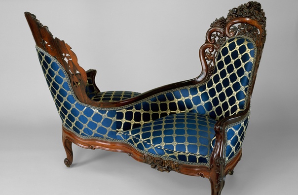 Полюбуйтесь, какую остроумную конструкцию придумали мебельщики XIX века Благодаря изогнутой S-образной спинке из обычной козетки получилось удобное сиденье для личных бесед. Назвали изобретение