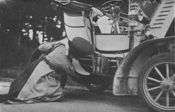 «ВОЗЬМИТЕ В ДОРОГУ ПИСТОЛЕТ» Что советовали женщинам-водителям сто лет назад Двадцатый век был главным полем битвы за равенство полов, и вождение женщинами автомобилей стало одним из ярких