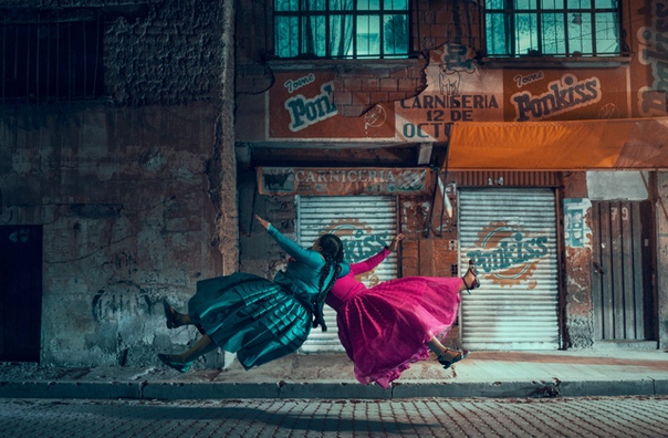 «Летающие чолиты» Фотограф Тодд Энтони для серии фотографий «Летающие чолиты» снял боливийских женщин, которые занимаются совершенно неженским делом борьбой. Они принадлежат к чолас, коренному