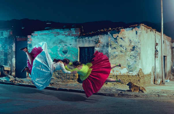 «Летающие чолиты» Фотограф Тодд Энтони для серии фотографий «Летающие чолиты» снял боливийских женщин, которые занимаются совершенно неженским делом борьбой. Они принадлежат к чолас, коренному