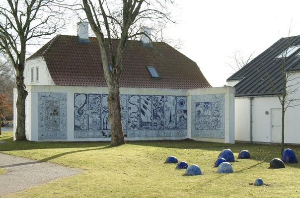 Музей искусств Асгера Йорна (город Силькеборг, Дания). Музей искусств Силькеборга находится рядом с городским центром, на территории парка. Он хранит коллекцию работ знаменитого датского