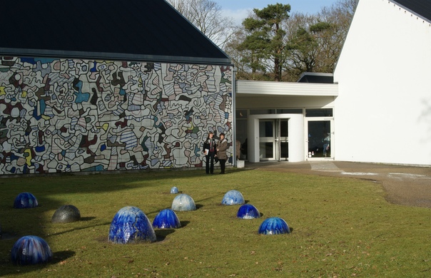 Музей искусств Асгера Йорна (город Силькеборг, Дания). Музей искусств Силькеборга находится рядом с городским центром, на территории парка. Он хранит коллекцию работ знаменитого датского