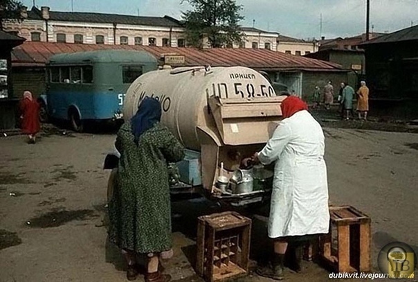 Про молоко и молочную тару в СССР... Ситуация со снабжением молочными продуктами в разных регионах СССР обстояла в советские времена по-разному. Например я жил в детстве в городе Шахты - там
