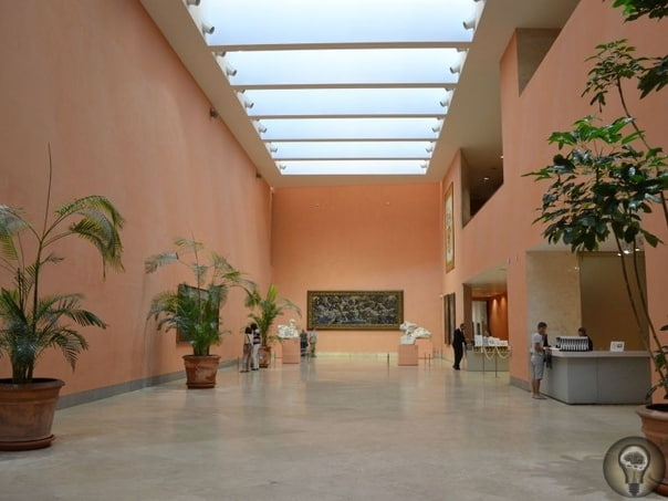 Какие музеи посетить в Мадриде 1. Выставочный зал Прадо Музей Прадо, по своей обширности и значимости, пожалуй стоит в одном ряду с такими гигантами как Лувр и Эрмитаж. Собрание живописи здесь
