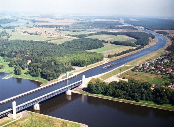 МАГДЕБУРГСКИЙ ВОДНЫЙ МОСТ В мире множество необычных, но так необходимых сооружений и одно из них находится в Германии - это уникальный Магдебургский водный мост (нем. analbrüce Magdeburg, англ.