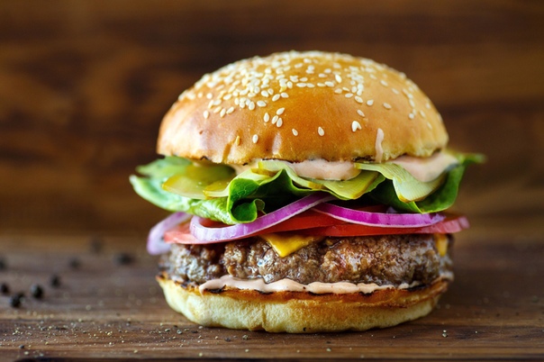 БУРГЕР: ИСТОРИЯ БЛЮДА, ПОКОРИВШЕГО МИР 27 июля считается днем рождения гамбургера. Своим названием главный американский бутерброд обязан выходцам из Гамбурга. Однако для того, чтобы стать