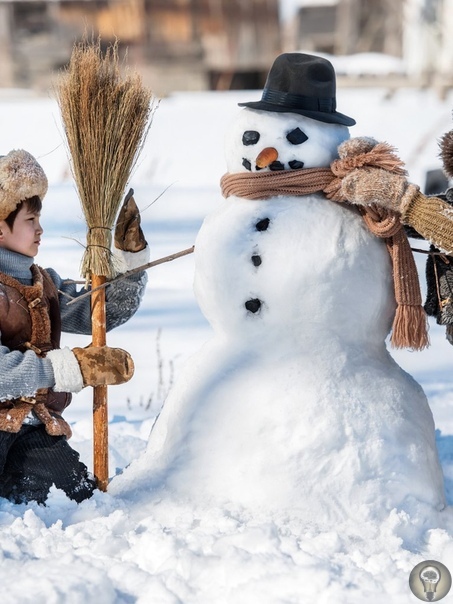 История снеговика Исследователи полагают, что когда-то снежные фигуры олицетворяли языческих божеств. На Руси, к примеру, их почитали как духов зимы. Причем большая часть духов была дамами.