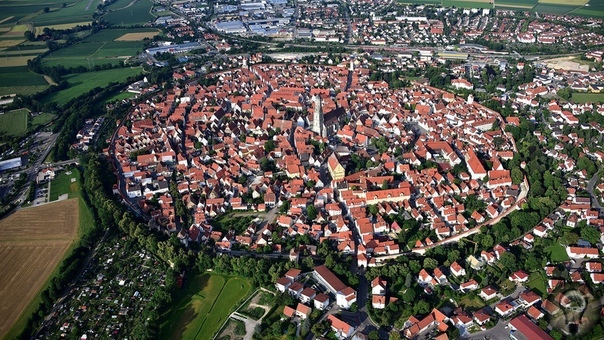Круглый город в метеоритном кратере Баварский Нордлинген (Nördlingen) кардинально отличается от любого другого населенного пункта в мире. Это средневековый город, с населением 20 000 человек,