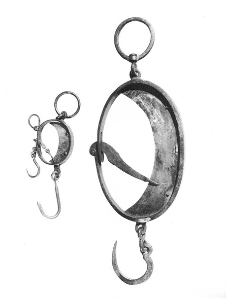 ЗАГАДОЧНЫЕ СТАРИННЫЕ КАНТАРИКИ Безмены в форме железного кольца с одним или двумя крюками для грузов были известны под разными названиями. В англоязычных странах их называли «mancur»