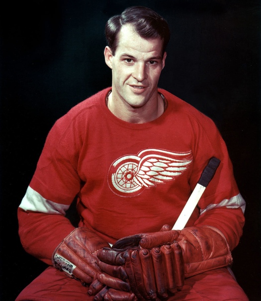 Гордон «Горди» ХОУ (31 марта 1928 - 10 июня 2016) Профессиональный канадский хоккеист, правый крайний нападающий. В НХЛ играл с 1946 года. В общей сложности его карьера растянулась на 35 лет.