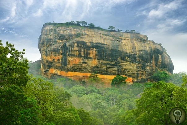 Дворец на огромной скале в Сигирии и секреты плавления камня В центральной части острова Шри-Ланка на высоте 370 метров над уровнем моря находится скальное плато под названием Сигирия. В