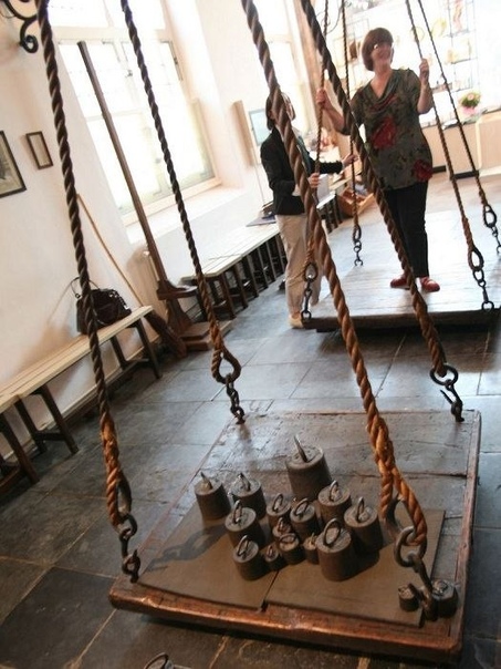 Уникальные Ведьмины весы, миловавшие или отправлявшие женщин на казнь. В голландском городе Аудерватер хранятся уникальные Ведьмины весы, с помощью которых в XVII веке определяли, в сговоре