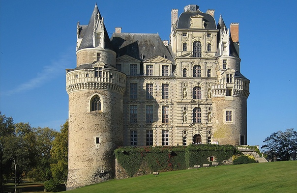 ЗАМОК БРИССАК И ДАМА В ЗЕЛЁНОМ Замок Бриссак находится во французском департаменте Мен-и-Луара и имеет долгую и интересную историю. Это самый высокий французский замок его высота составляет 52