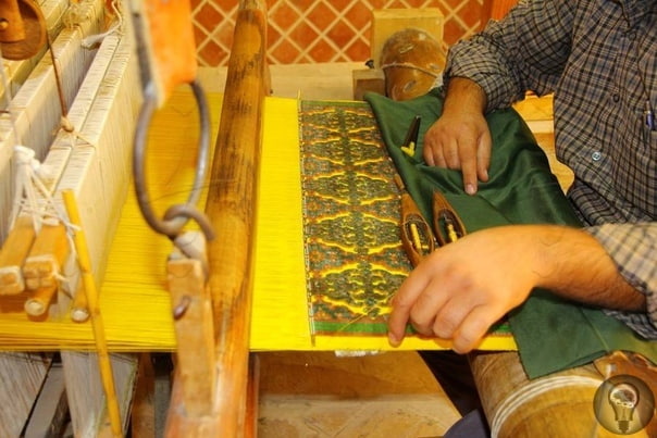 Зарибафи - златоткачество и вышивка золотом (Иран) На острове Кешм в провинции Хормозган можно найти очень много красочных украшений и одежды с вышивкой и аппликацией. Эта техника украшения