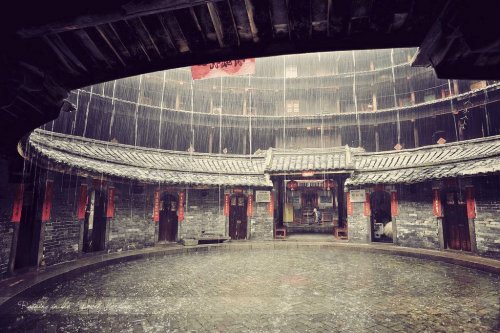 Тулоу Фуцзянь Примерно в 12-м веке жители провинции Фуцзянь (Fujian Province) в Китае решили, что во времена гражданских беспорядков их дома не обеспечивают должной защиты, а также не защищают